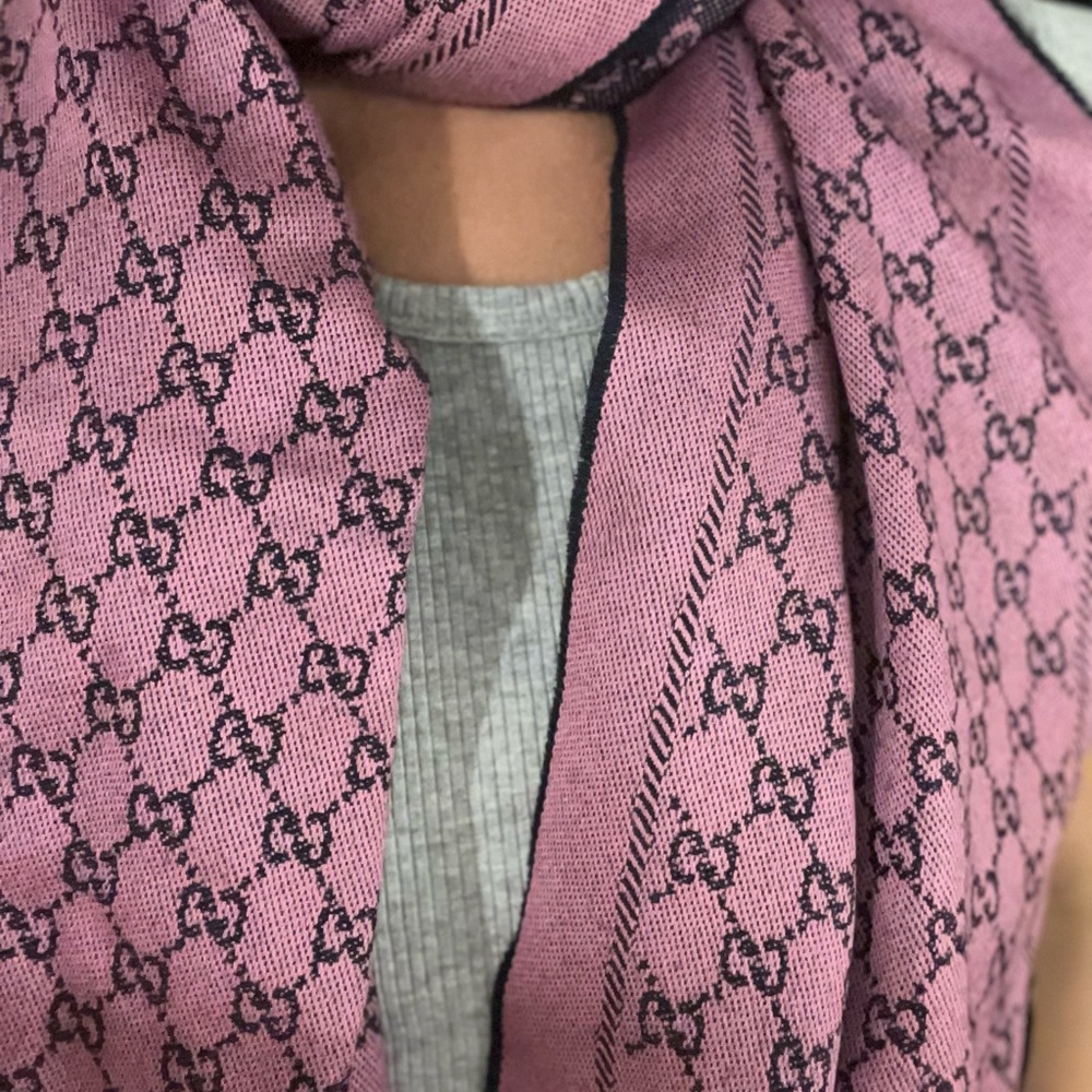 - Gucci reversible scarf - Picture 8 of 8